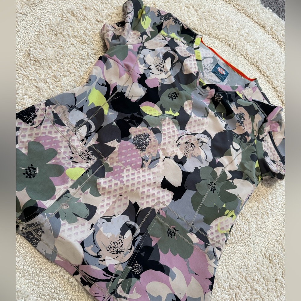 Dickies Patterned Scrub Top **LIKE NEW**